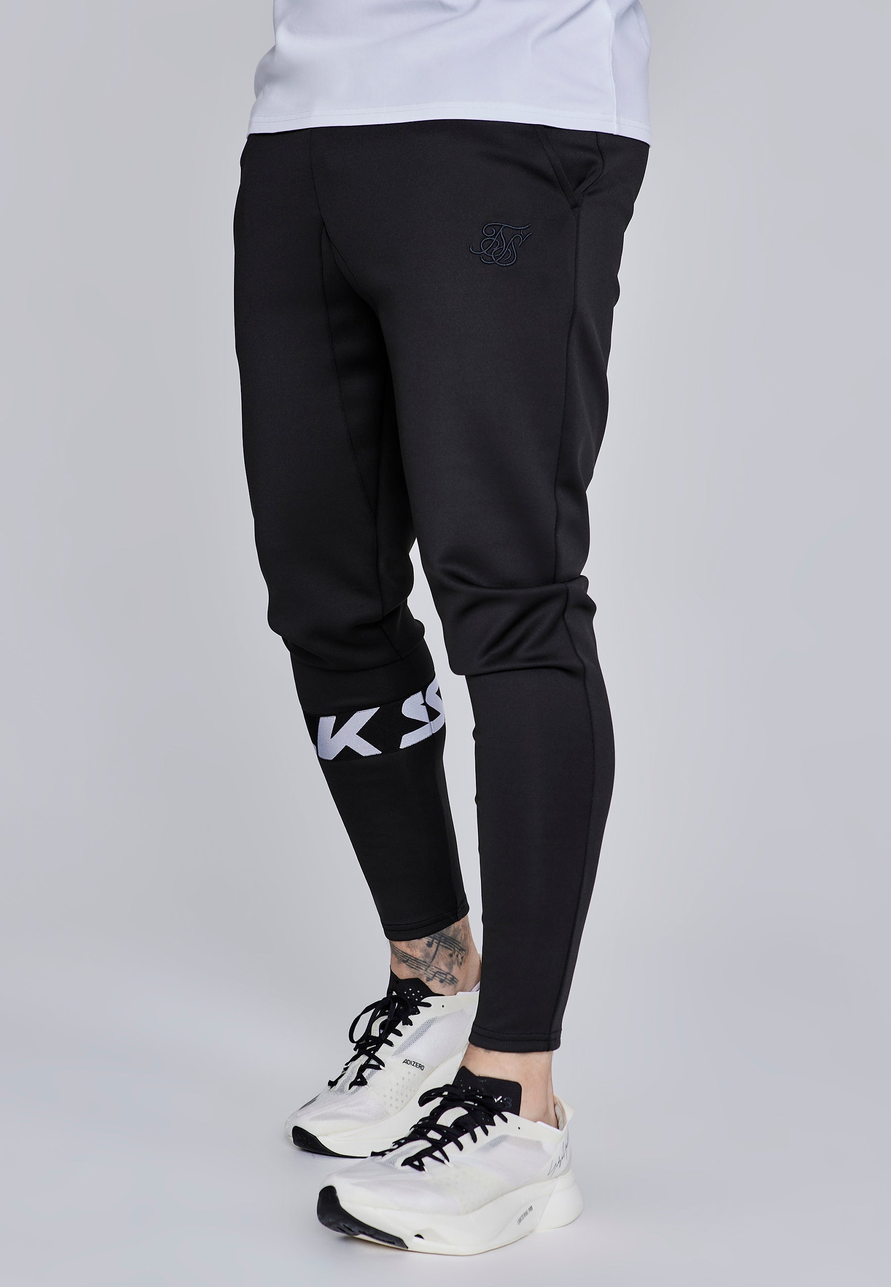 Muscle Fit Joggers in Black Pantalon SikSilk