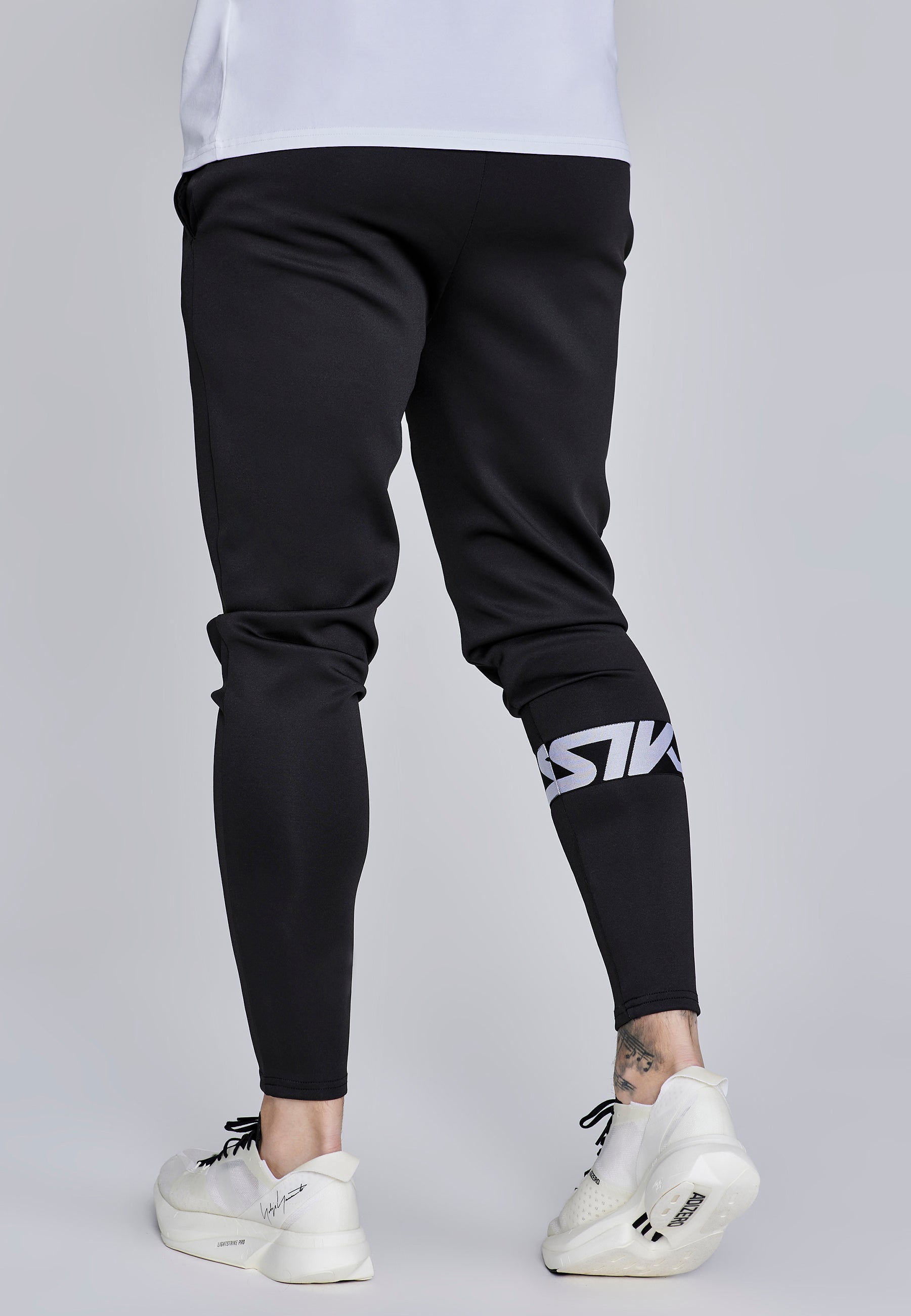 Muscle Fit Joggers in Black Pantalon SikSilk
