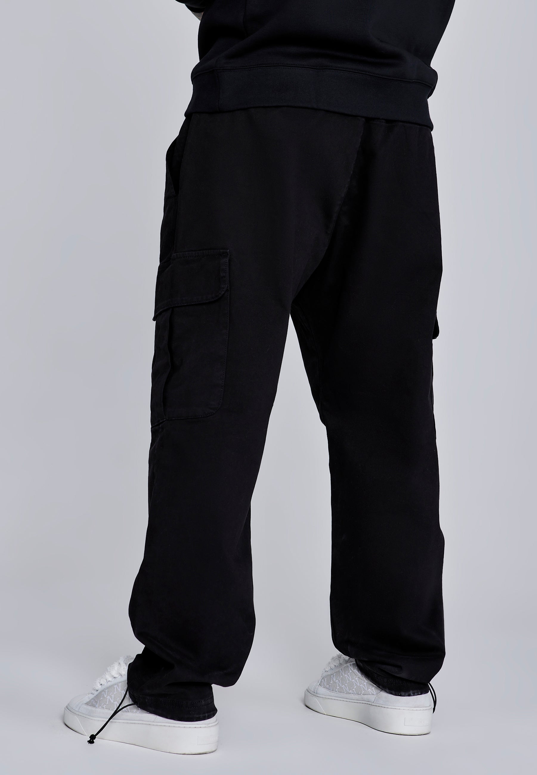 Loose Fit Cargos in Black Pantalons SikSilk