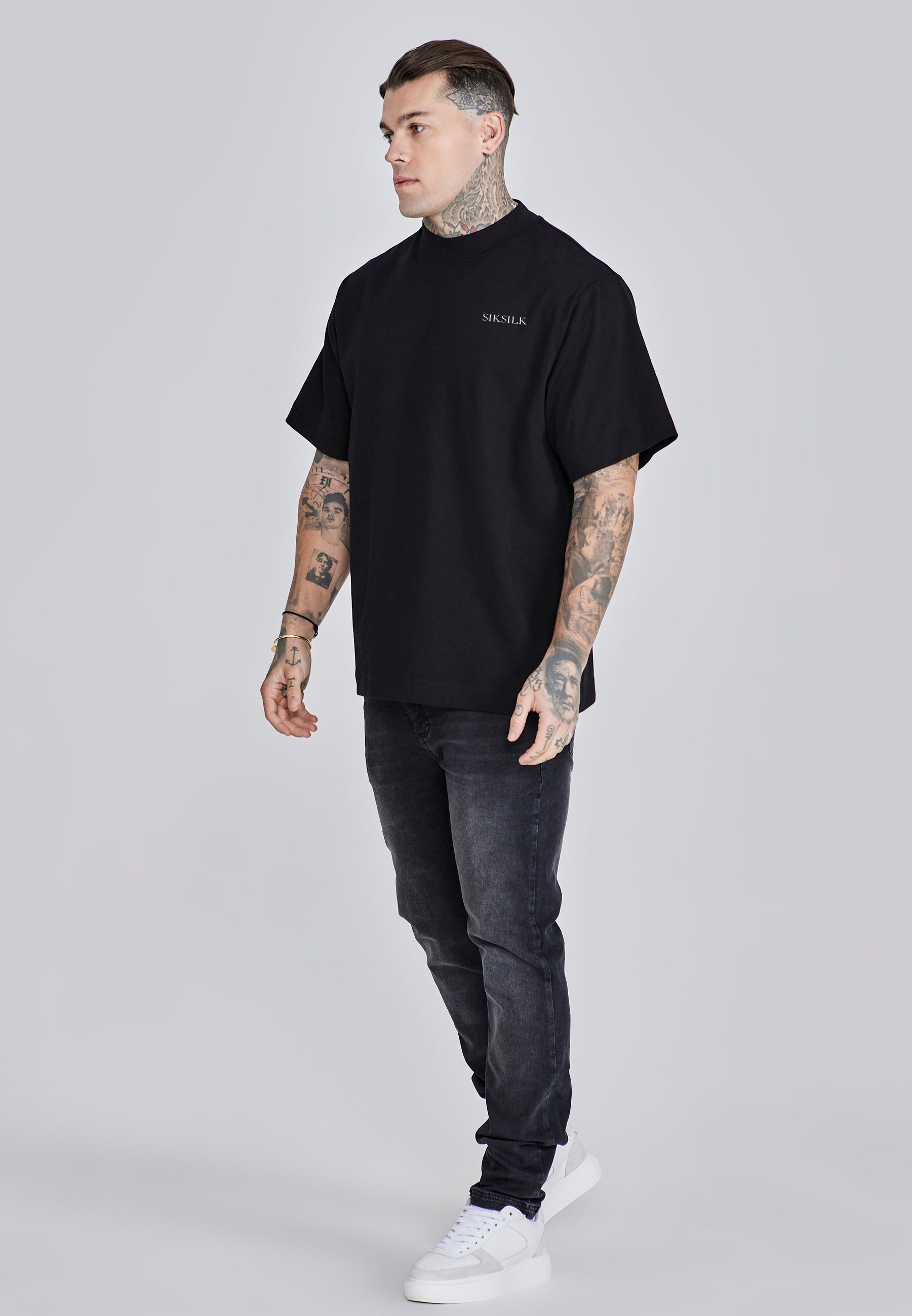 T-shirt graphique en noir T-shirts SikSilk