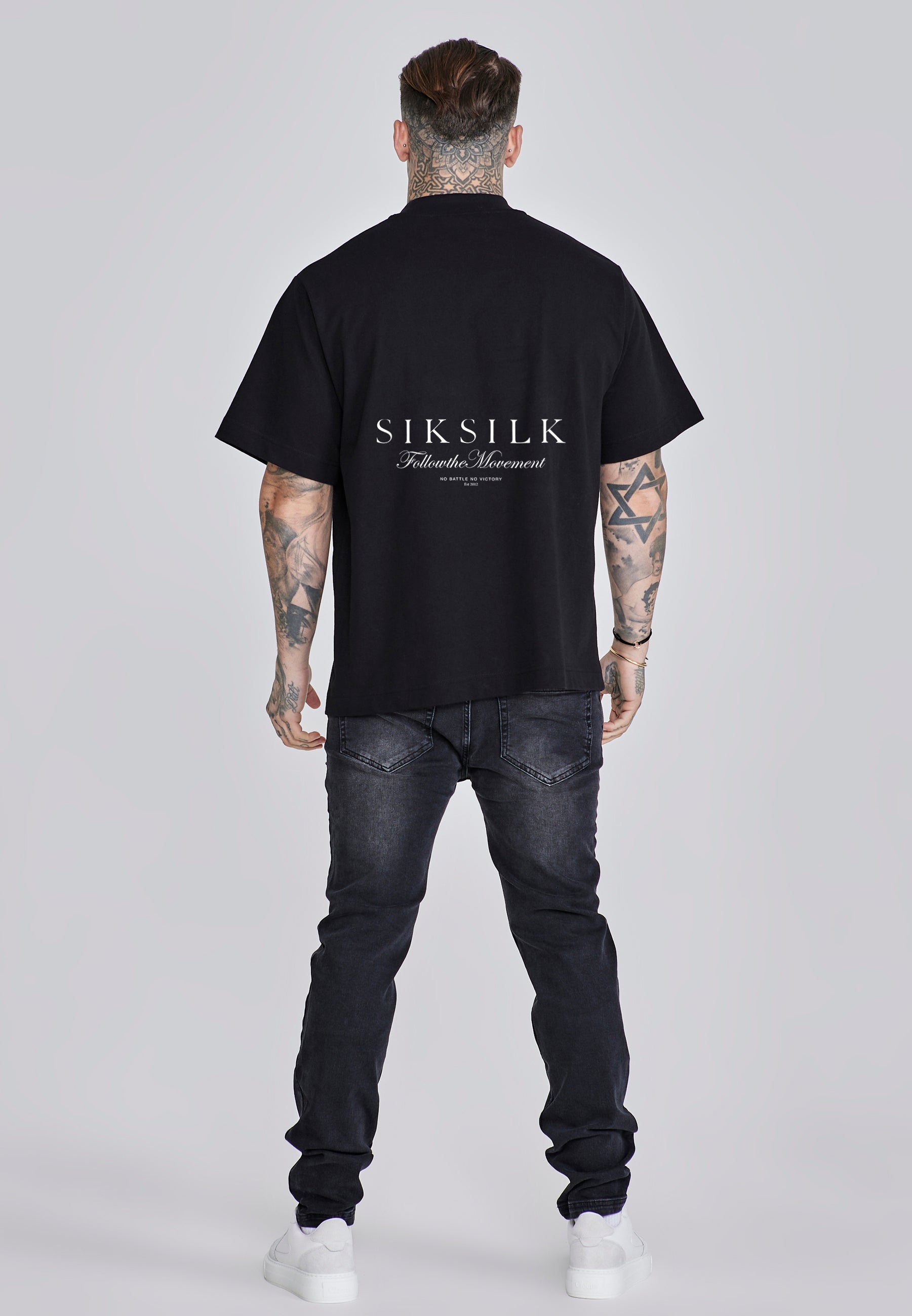 T-shirt graphique en noir T-shirts SikSilk