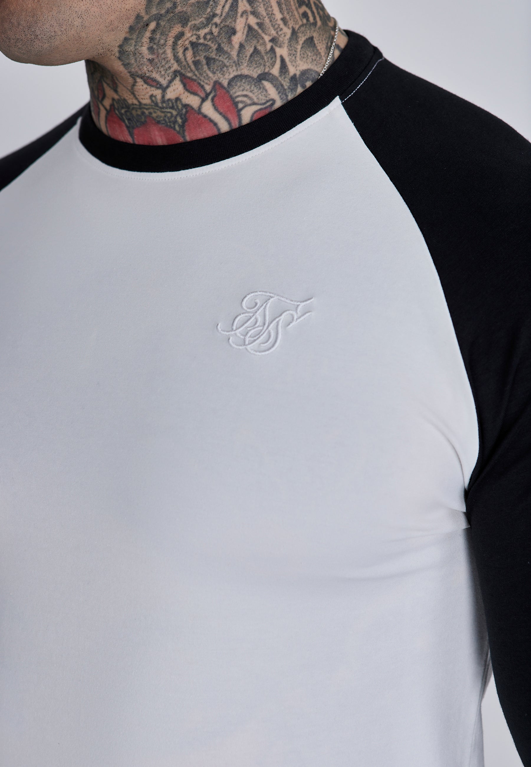 T-shirt Muscle Fit en blanc, noir T-shirts SikSilk