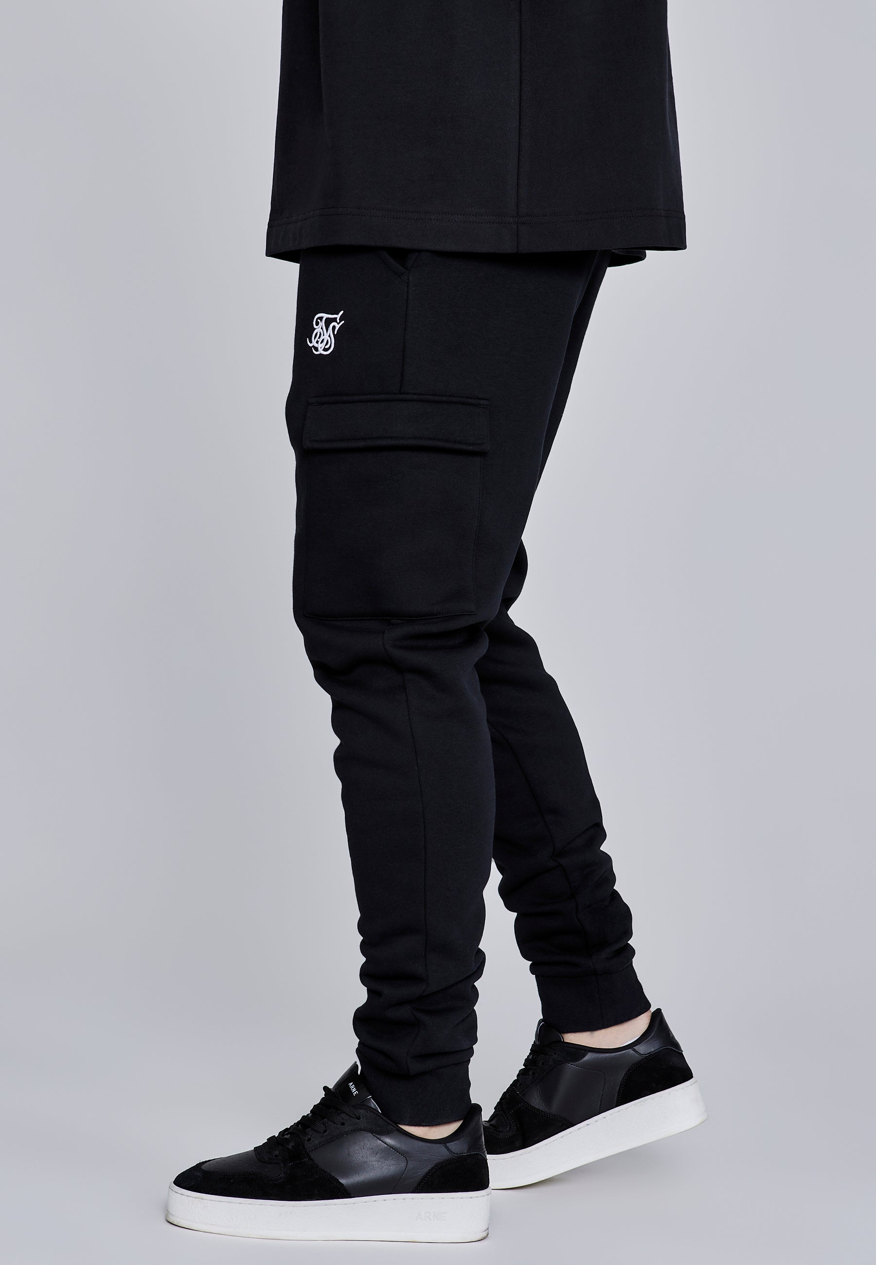 Essentials Cargo Joggers in Black Pantalon SikSilk