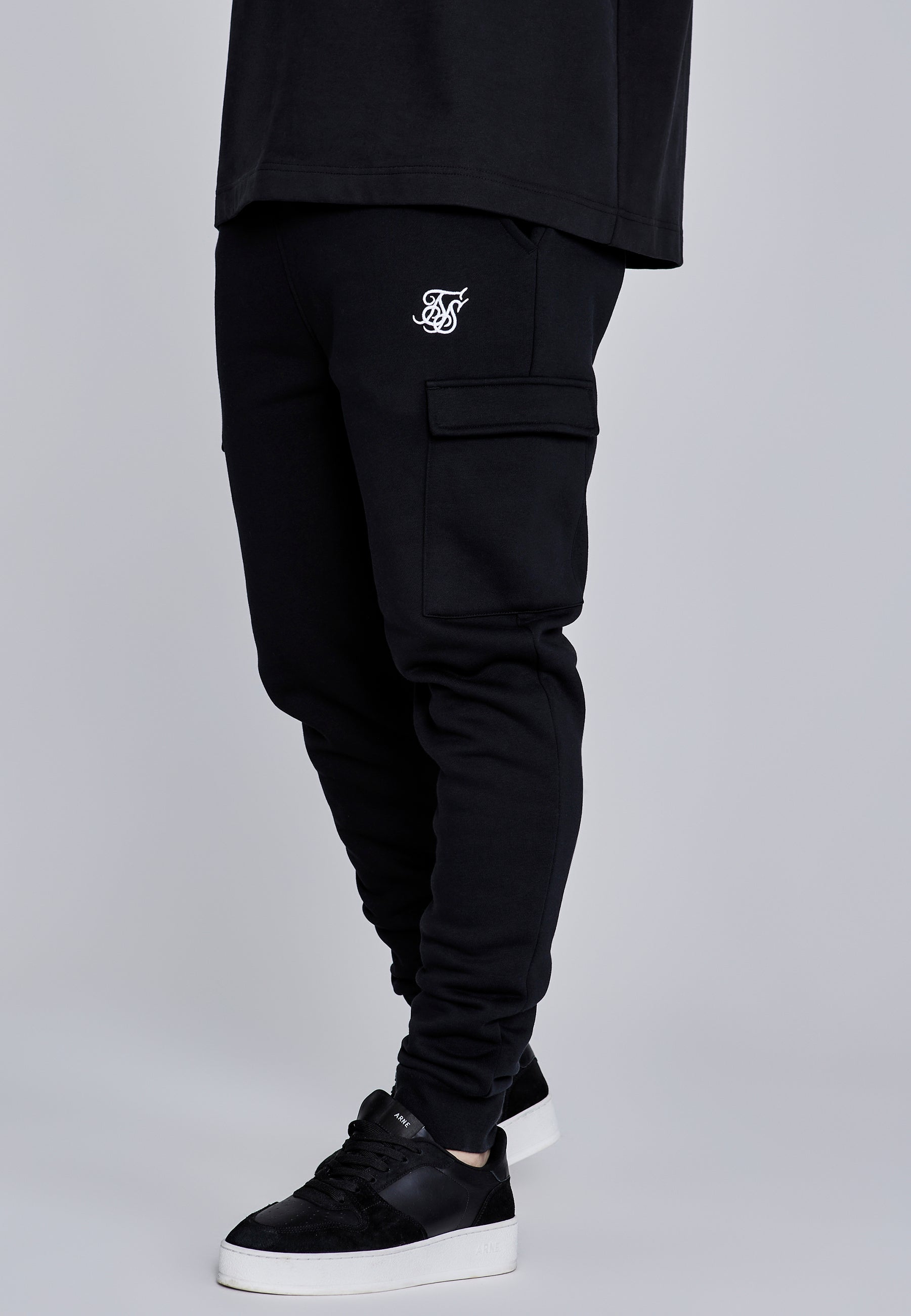 Essentials Cargo Joggers in Black Pantalon SikSilk