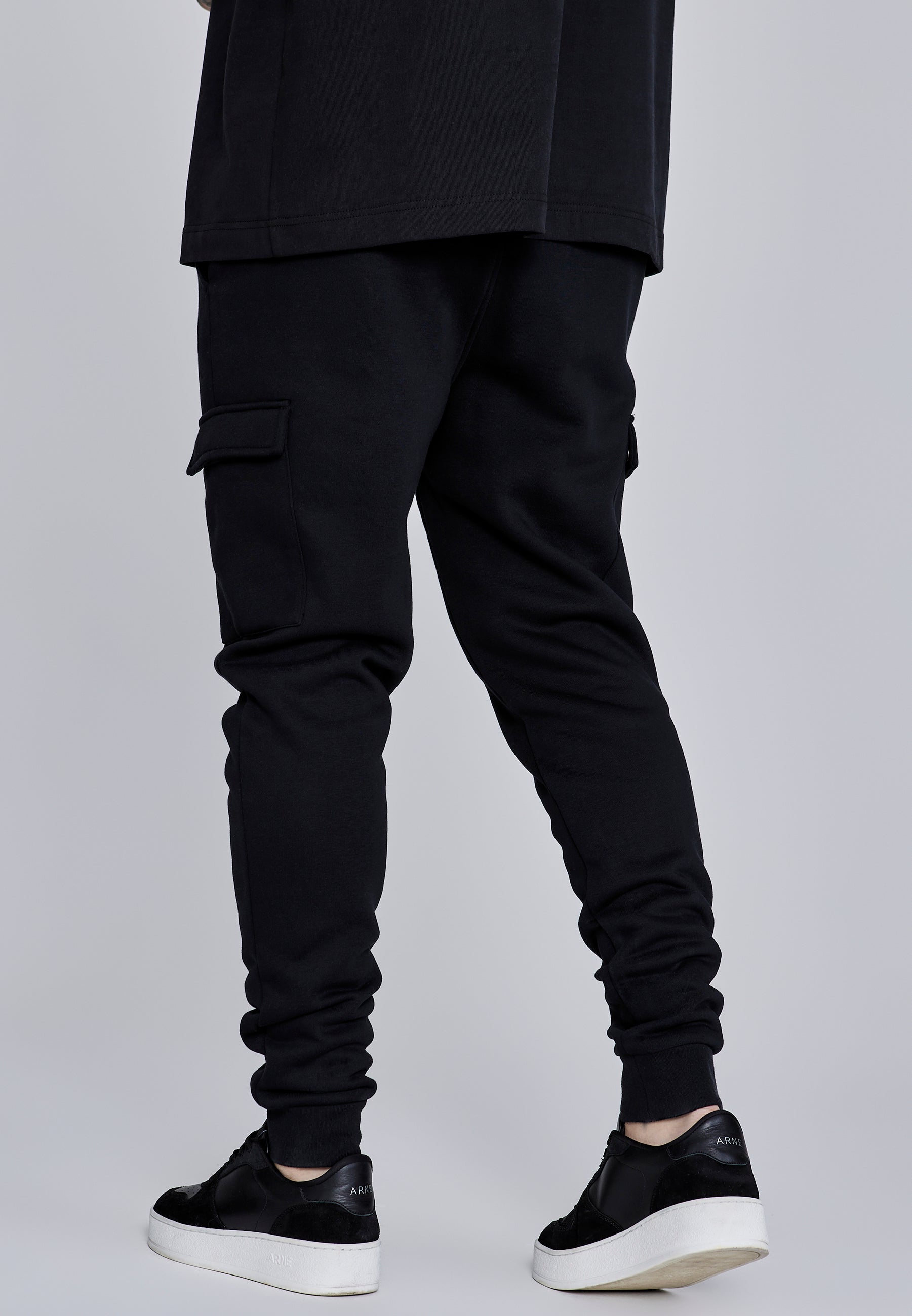 Essentials Cargo Joggers in Black Pantalon SikSilk