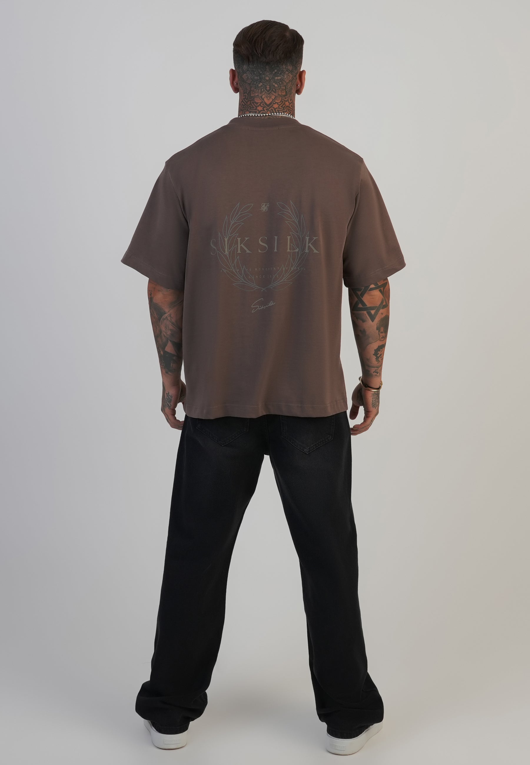 T-shirt graphique en marron T-shirts SikSilk