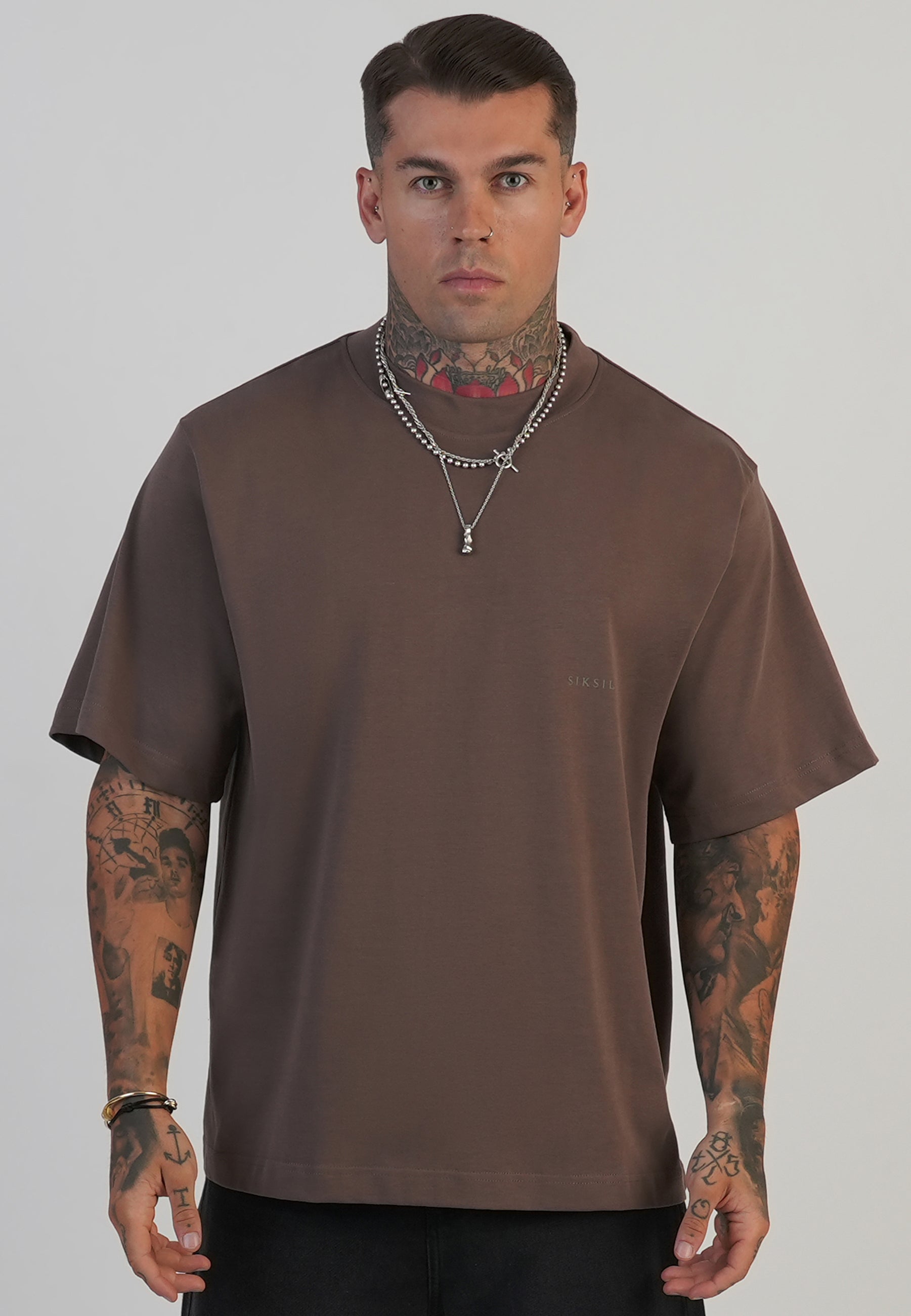 T-shirt graphique en marron T-shirts SikSilk