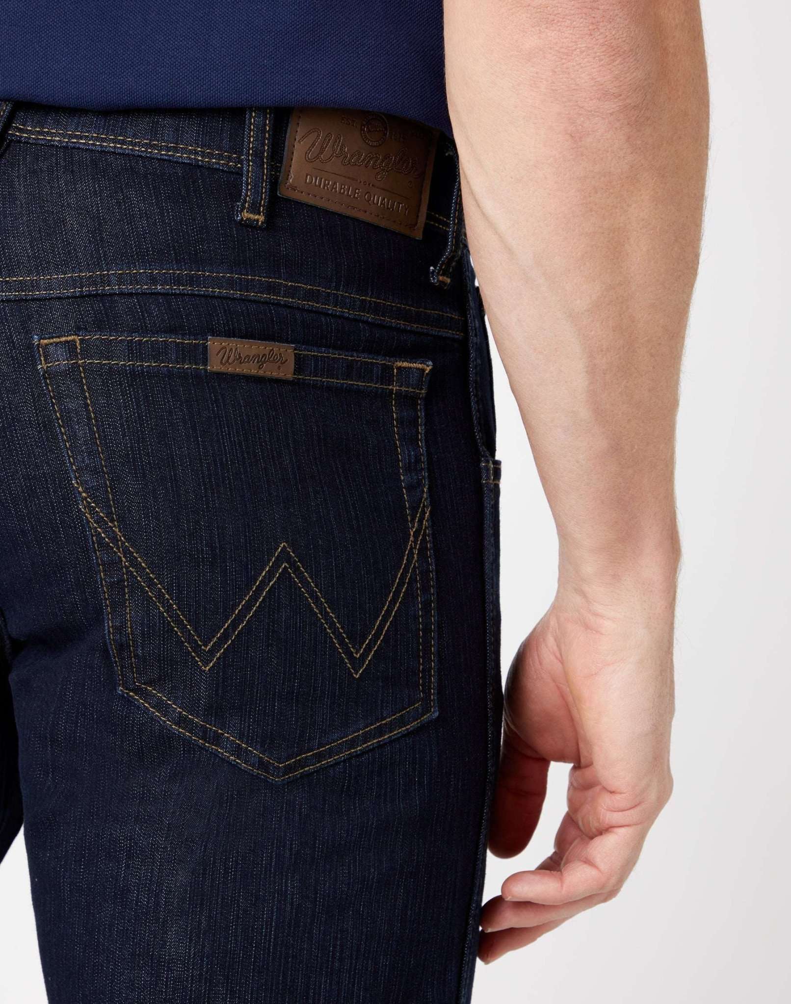 Regular Fit Medium Stretch in Rinsewash Jeans Wrangler   