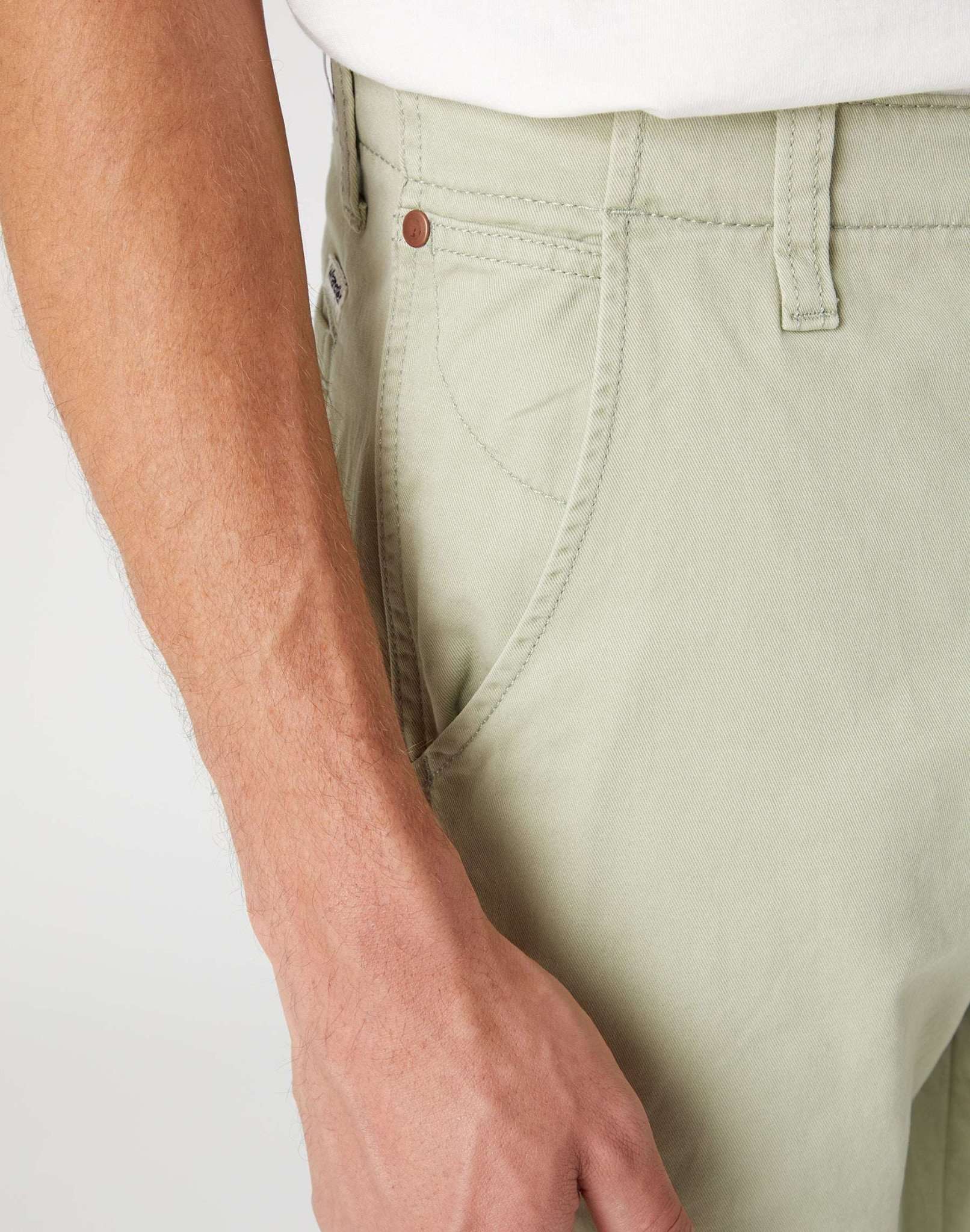 Casey Jones Chino in Tea Leaf Pantalon Wrangler   