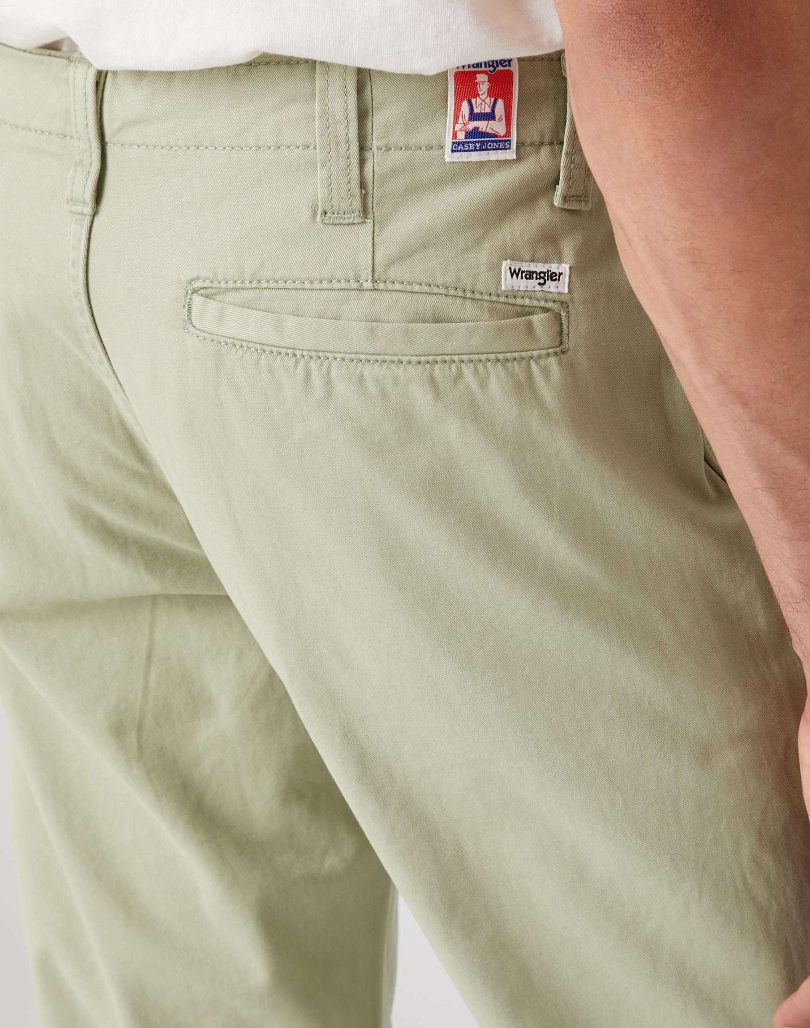 Casey Jones Chino in Tea Leaf Pantalon Wrangler   