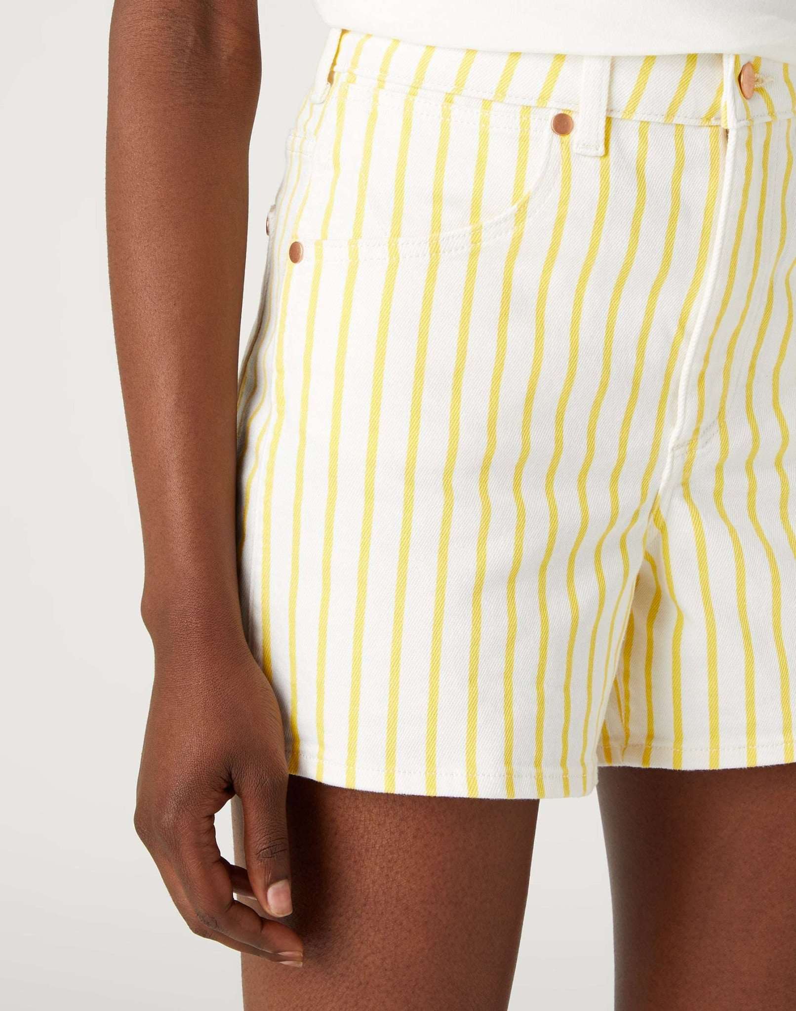 Donna in Sunshine Stripes Short en jean Wrangler   