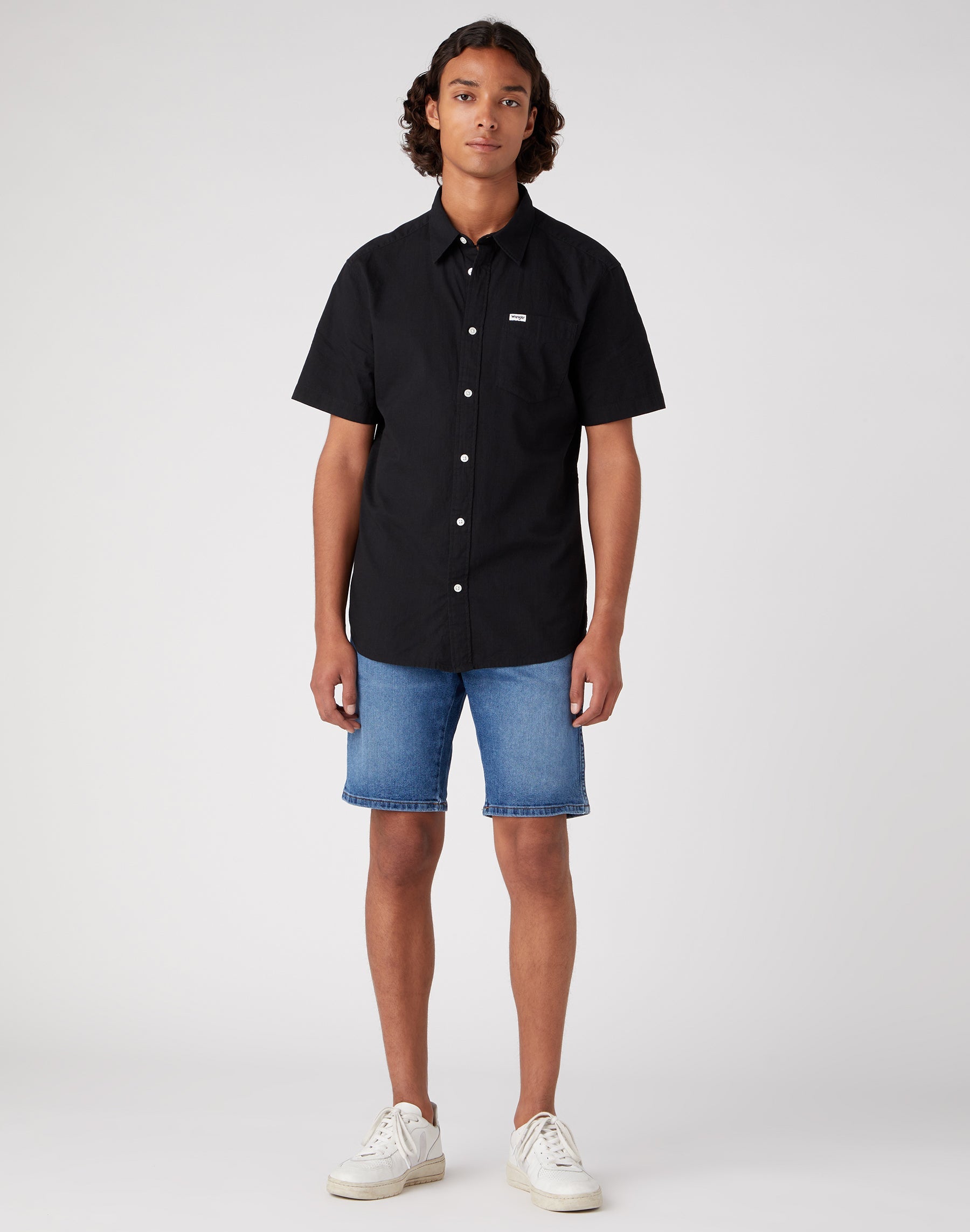 Short Sleeve One Pocket Shirt in Black Chemises Wrangler   