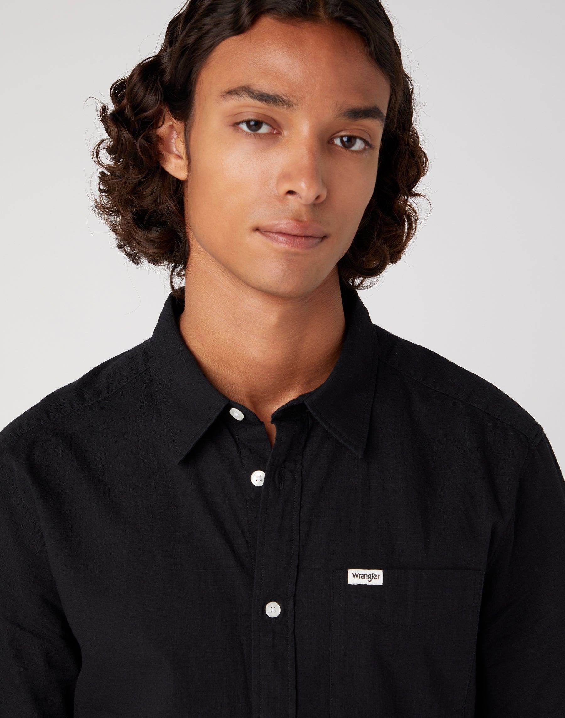 Short Sleeve One Pocket Shirt in Black Chemises Wrangler   