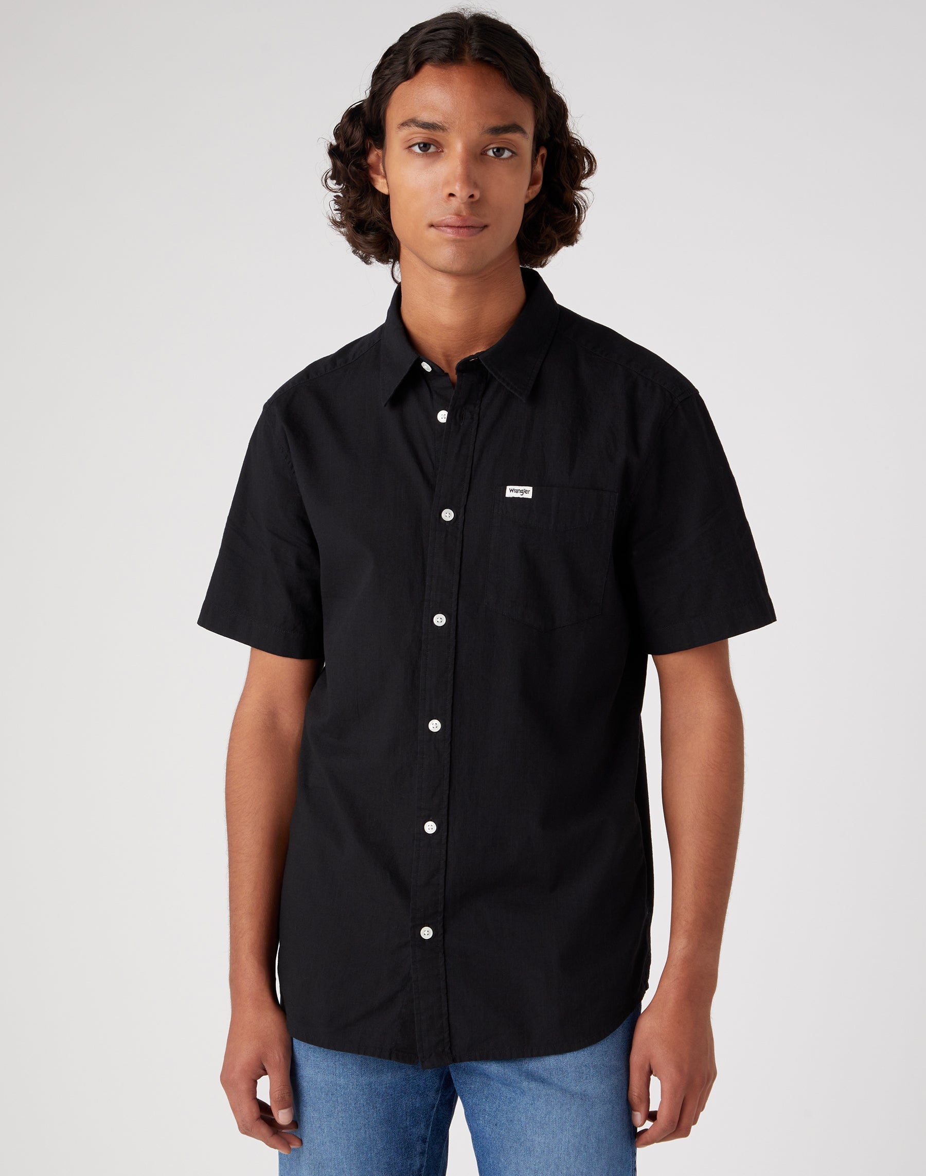 Short Sleeve One Pocket Shirt in Black Chemises Wrangler   