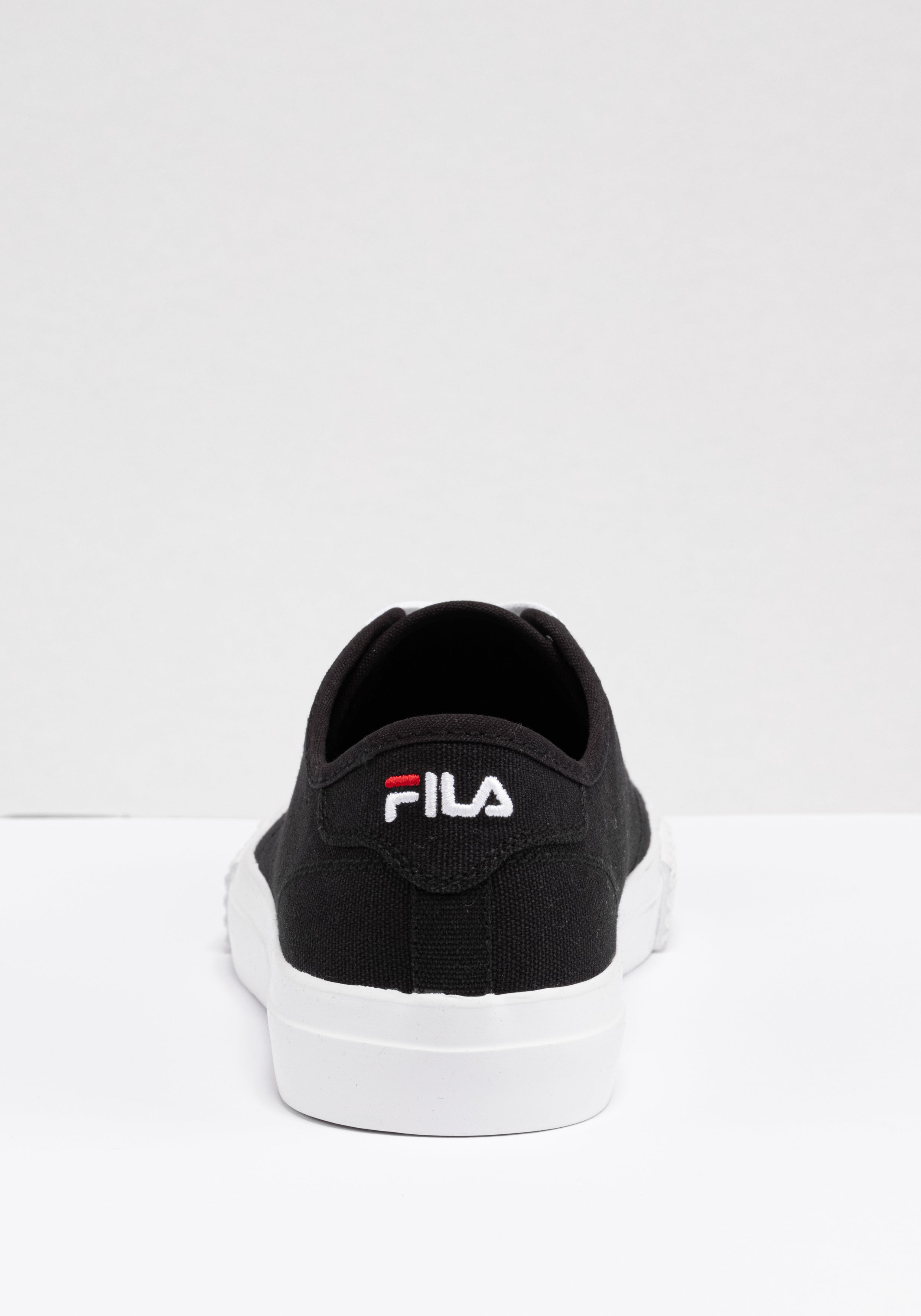 Pointer Classic Homme in Black Baskets Fila   