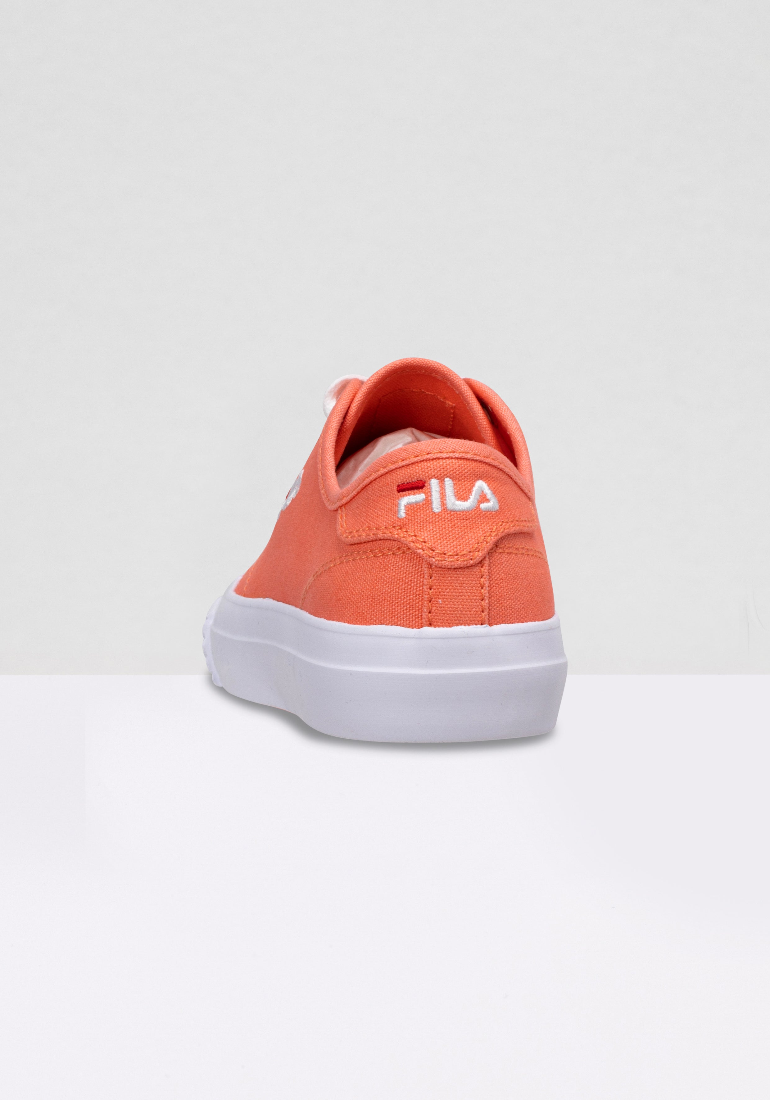 Pointer Classic Wmn in Fiery Coral Baskets Fila   