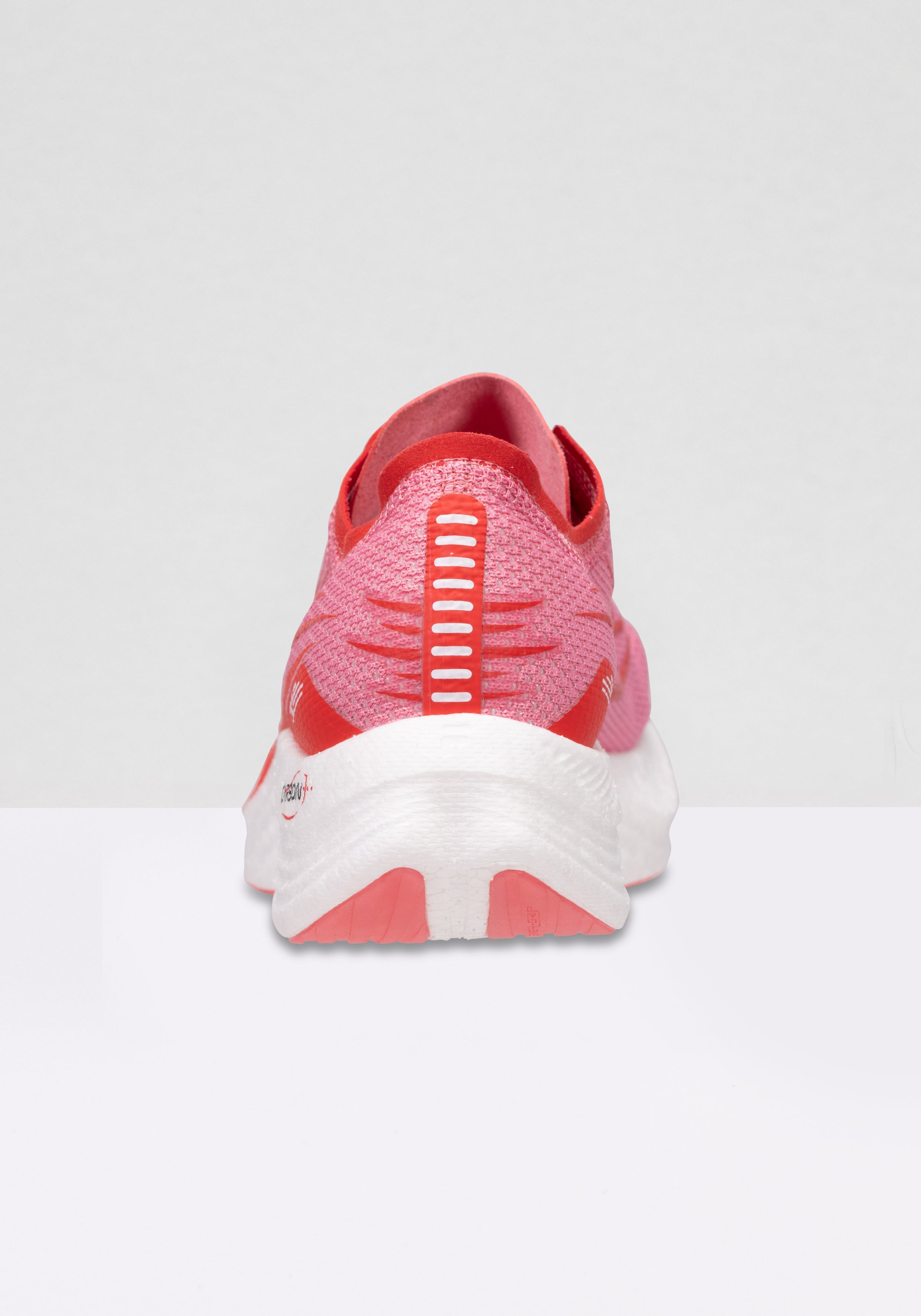 Astatine Wmn in Geranium Pink-Fiery Red Chaussures de course à pied Fila   